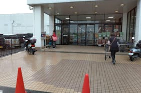 【ミスターマックス 久留米インター店】店頭 キッチンカーや物販用途に最適な総合ディスカウントストアの催事イベントスペース