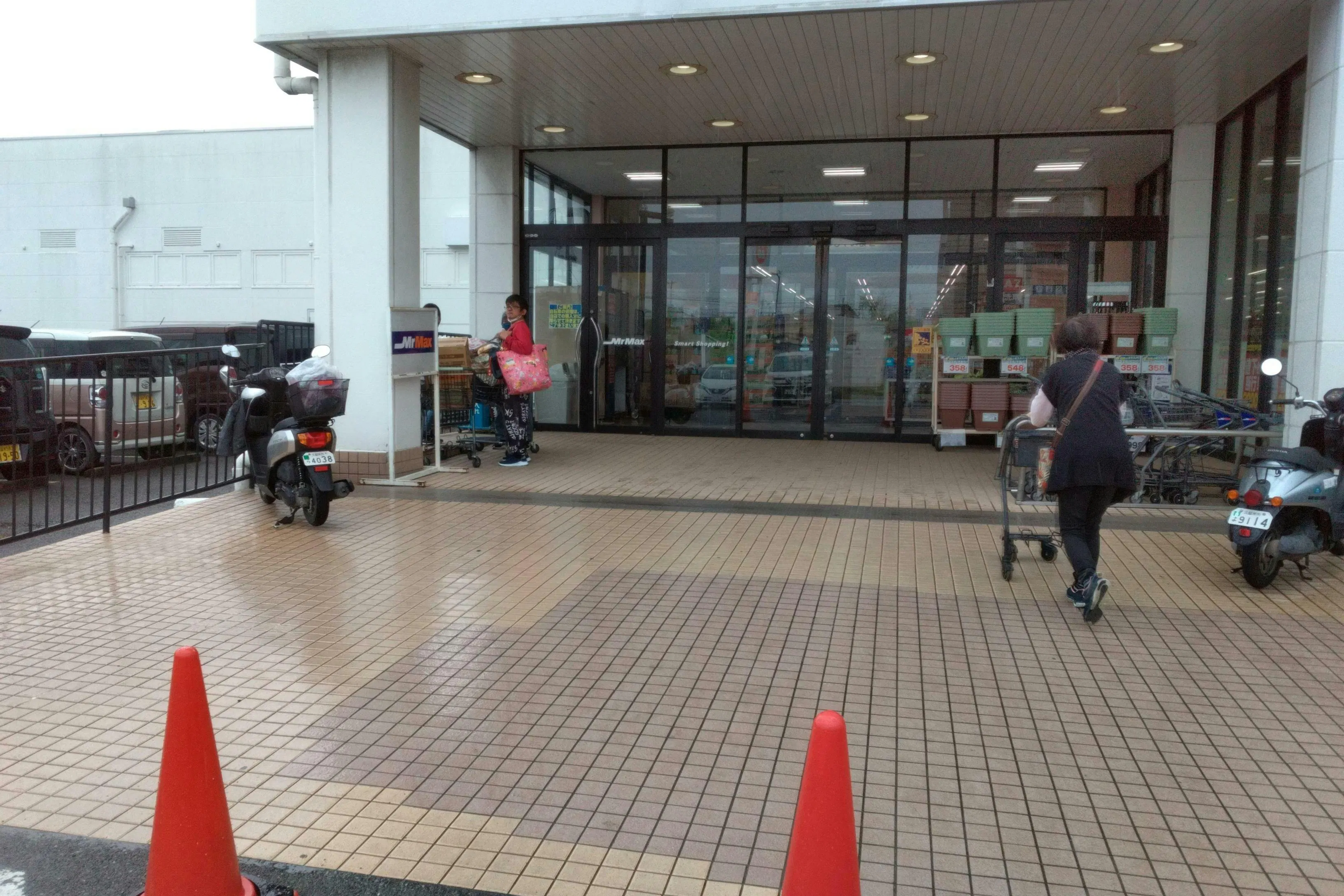 【ミスターマックス 久留米インター店】店頭 キッチンカーや物販用途に最適な総合ディスカウントストアの催事イベントスペース