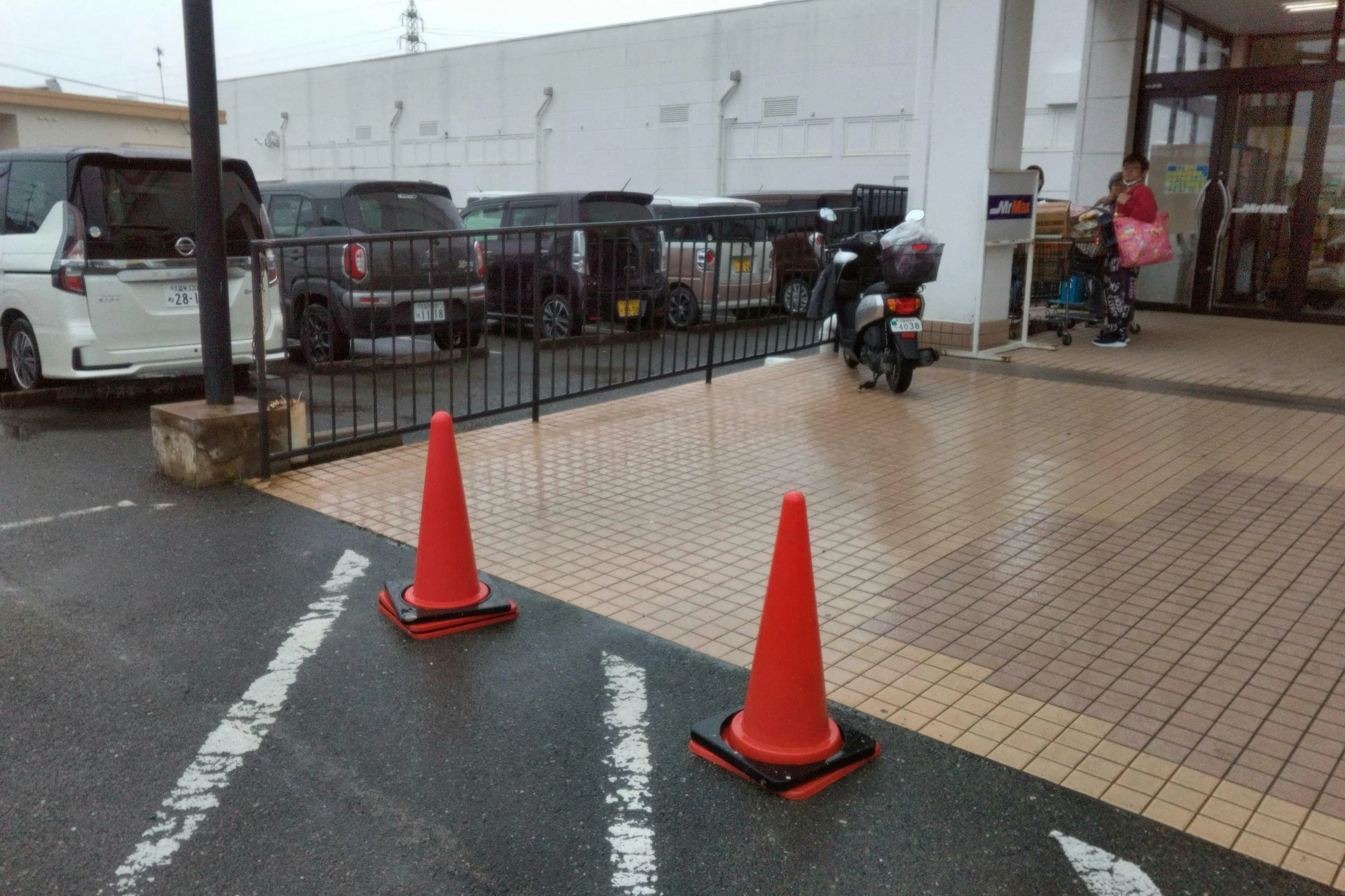 【ミスターマックス 久留米インター店】店頭 キッチンカーや物販用途に最適な総合ディスカウントストアの催事イベントスペース