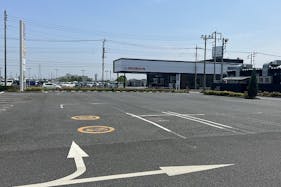 【ヘイワールド!!/ノースエリア】屋外車両展示やミニコンサート、プロモーションイベントに最適な地域密着型の商業施設の1000㎡駐車場スペース