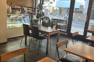 【新静岡駅5分】 ワークショップやポップアップ、セミナーに適した落ち着いた雰囲気のカフェレンタルスペース