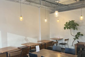 【新静岡駅5分】 ワークショップやポップアップ、セミナーに適した落ち着いた雰囲気のカフェレンタルスペース