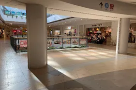 【ららぽーと横浜】2階 ノースカーブモール入口