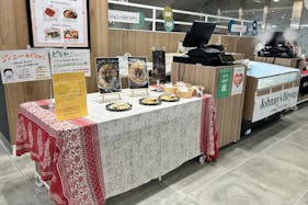 【中野マルイ】B1階 カレンダリウムF06【食物販・調理行為可能】下りエスカレーター横の好立地。什器完備。共同厨房で調理可能なので、揚げ物やお惣菜、お弁当などのポップアップに最適なスペースです。