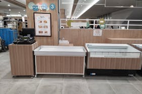 【中野マルイ】B1階 カレンダリウムF06【食物販・調理行為可能】下りエスカレーター横の好立地。什器完備。共同厨房で調理可能なので、揚げ物やお惣菜、お弁当などのポップアップに最適なスペースです。