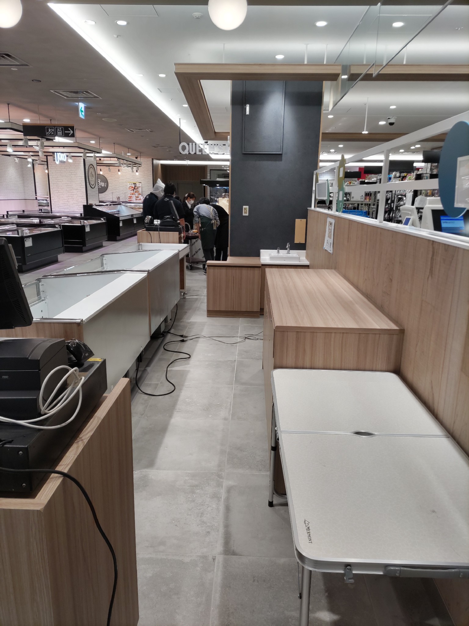 【中野マルイ】B1階 カレンダリウムF06【食物販・調理行為可能】下りエスカレーター横の好立地。什器完備。共同厨房で調理可能なので、揚げ物やお惣菜、お弁当などのポップアップに最適なスペースです。