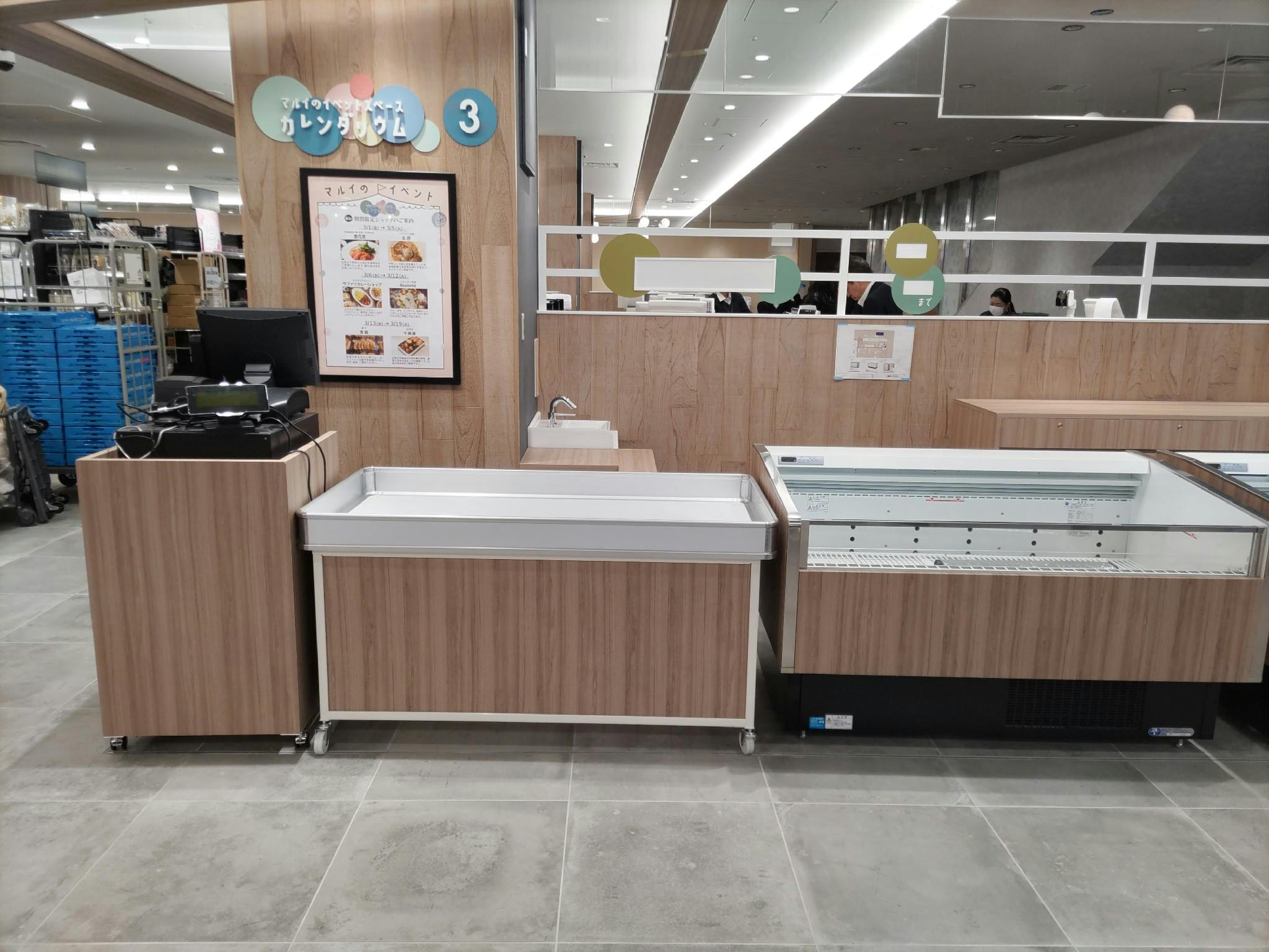【中野マルイ】B1階 カレンダリウムF06【食物販・調理行為可能】下りエスカレーター横の好立地。什器完備。共同厨房で調理可能なので、揚げ物やお惣菜、お弁当などのポップアップに最適なスペースです。