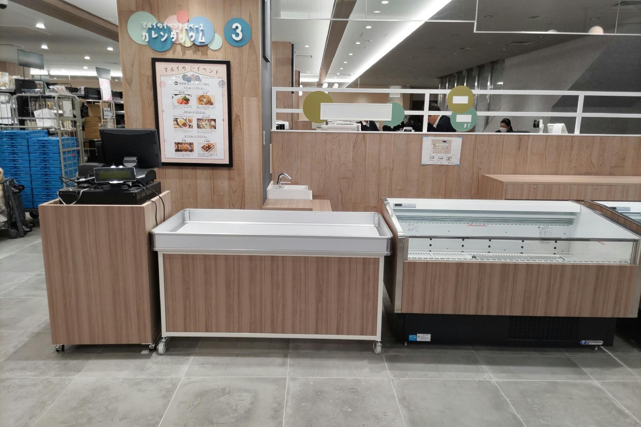 【中野マルイ】B1階 カレンダリウムF06【食物販・調理行為可能】下りエスカレーター横の好立地。什器完備。共同厨房で調理可能なので、揚げ物やお惣菜、お弁当などのポップアップに最適なスペースです。