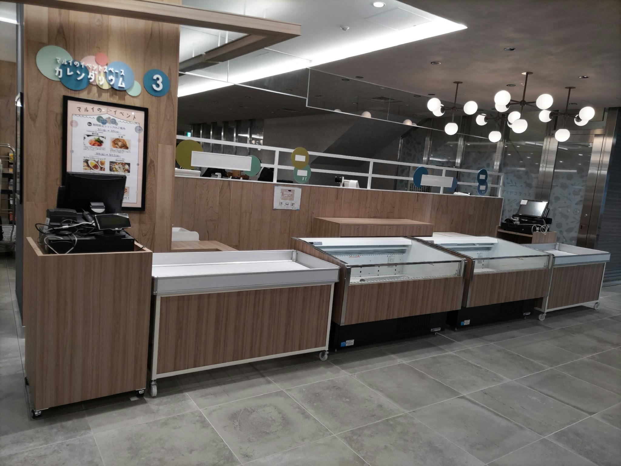 【中野マルイ】B1階 カレンダリウムF06【食物販・調理行為可能】下りエスカレーター横の好立地。什器完備。共同厨房で調理可能なので、揚げ物やお惣菜、お弁当などのポップアップに最適なスペースです。