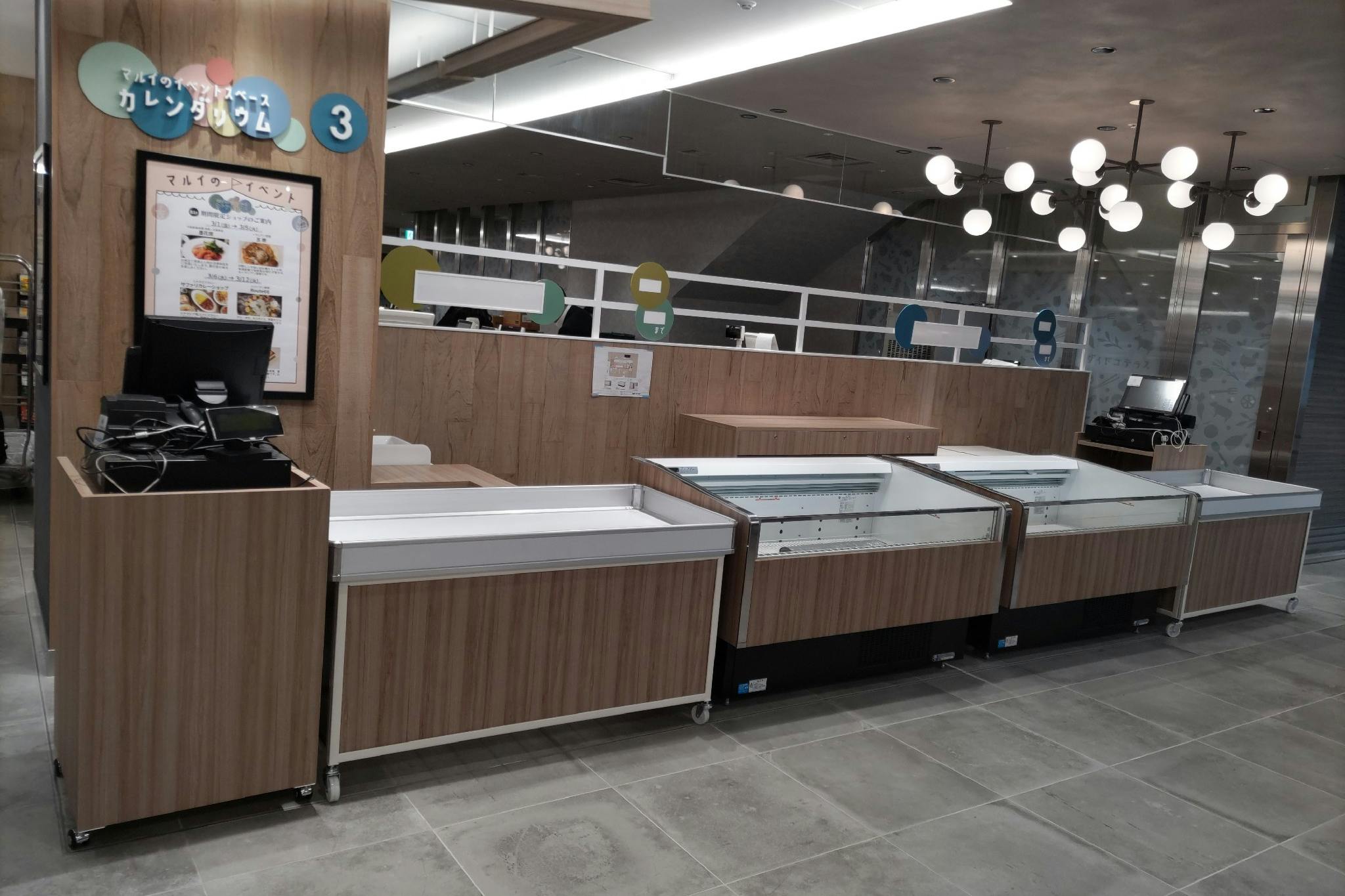 【中野マルイ】B1階 カレンダリウムF06【食物販・調理行為可能】下りエスカレーター横の好立地。什器完備。共同厨房で調理可能なので、揚げ物やお惣菜、お弁当などのポップアップに最適なスペースです。