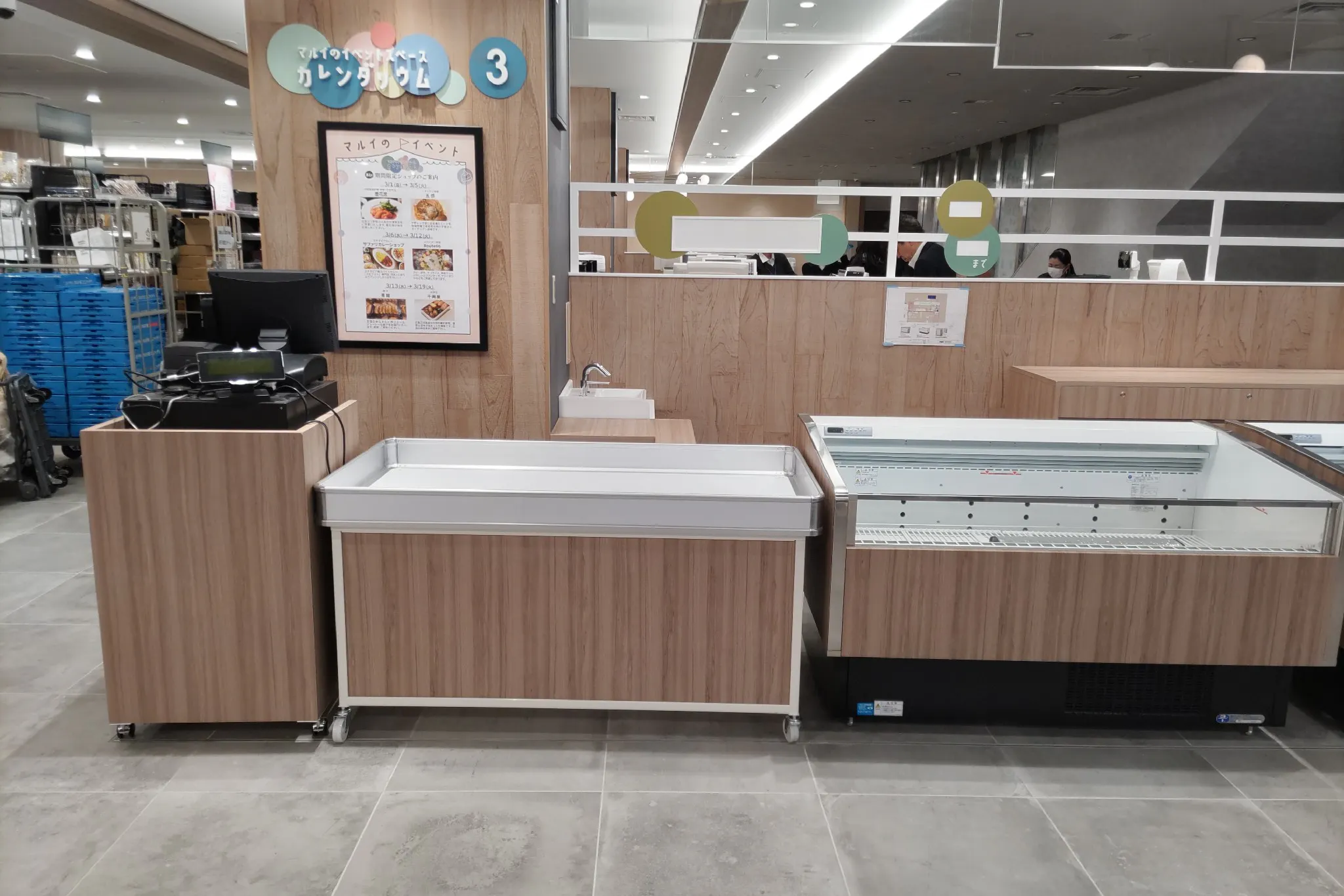 【中野マルイ】B1階 カレンダリウムF06【食物販・調理行為可能】下りエスカレーター横の好立地。什器完備。共同厨房で調理可能なので、揚げ物やお惣菜、お弁当などのポップアップに最適なスペースです。