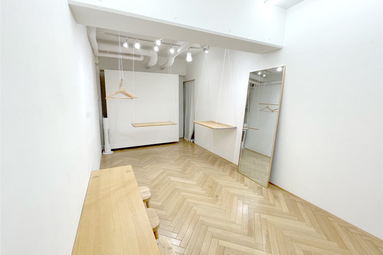 【原宿6分・ハラカド2分】小規模なアパレルやジュエリーのPopUpに適したシンプル・コンパクトな路面スペース