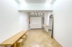 【原宿6分・ハラカド2分】小規模なアパレルやジュエリーのPopUpに適したシンプル・コンパクトな路面スペース