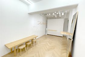 【原宿6分・ハラカド2分】小規模なアパレルやジュエリーのPopUpに適したシンプル・コンパクトな路面スペース