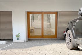 【原宿6分・ハラカド2分】小規模なアパレルやジュエリーのPopUpに適したシンプル・コンパクトな路面スペース