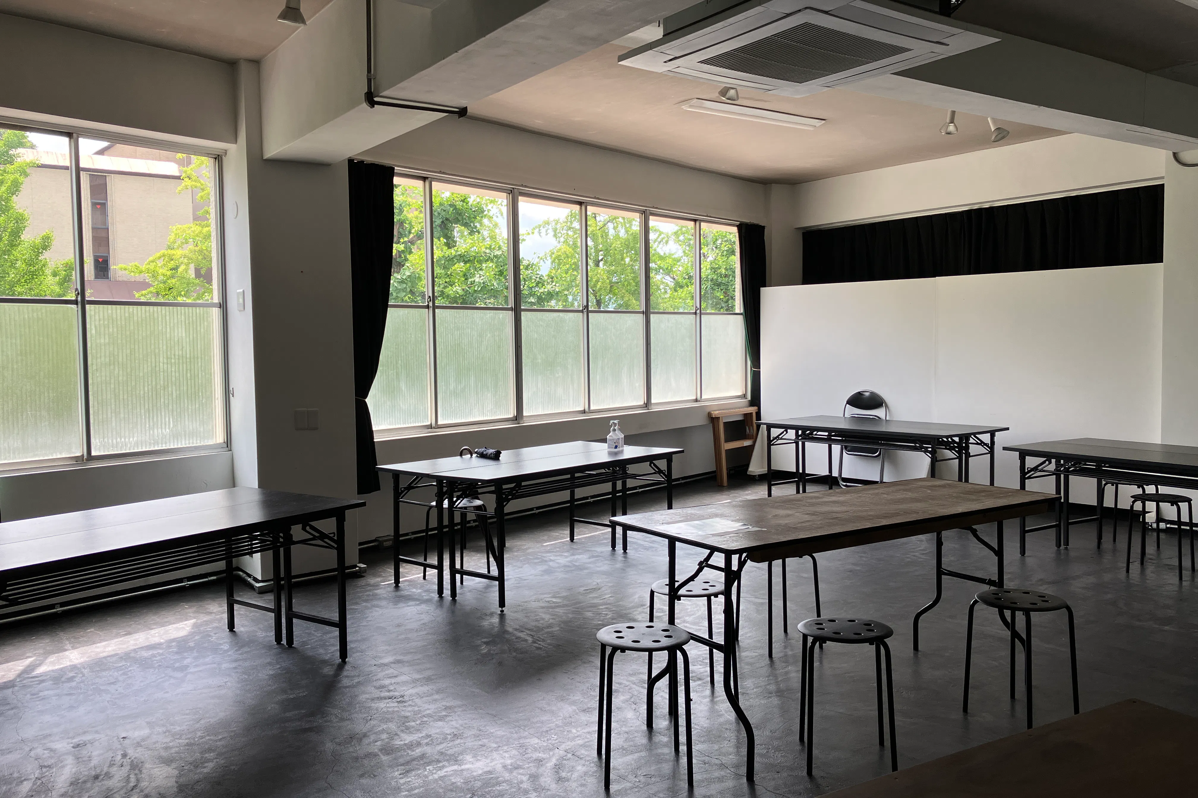 【鞍馬口駅10分】展示会やポップアップストアに最適な白を基調とした使い勝手の良いレンタルスペース