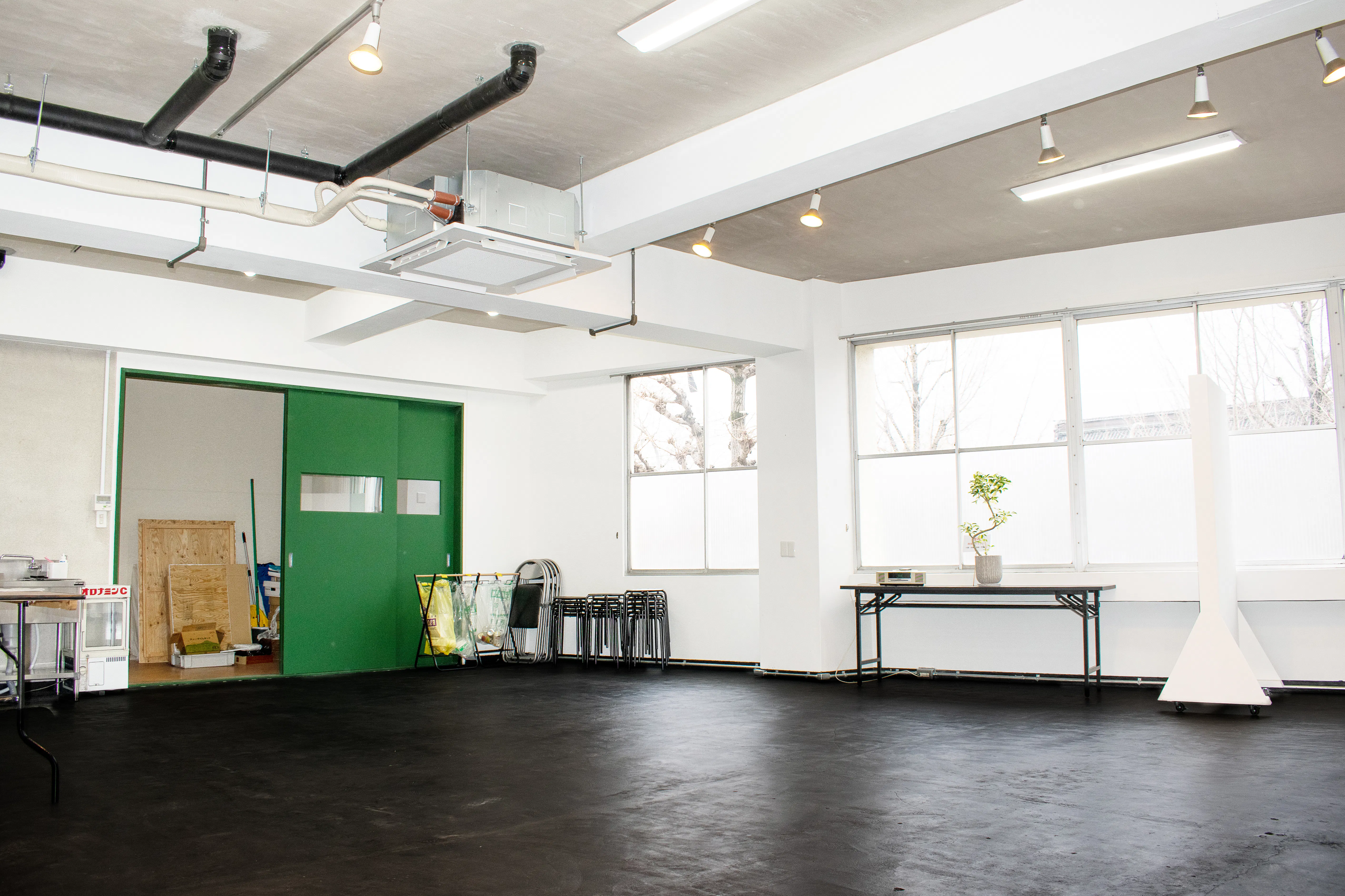 【鞍馬口駅10分】展示会やポップアップストアに最適な白を基調とした使い勝手の良いレンタルスペース
