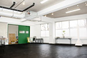 【鞍馬口駅10分】展示会やポップアップストアに最適な白を基調とした使い勝手の良いレンタルスペース