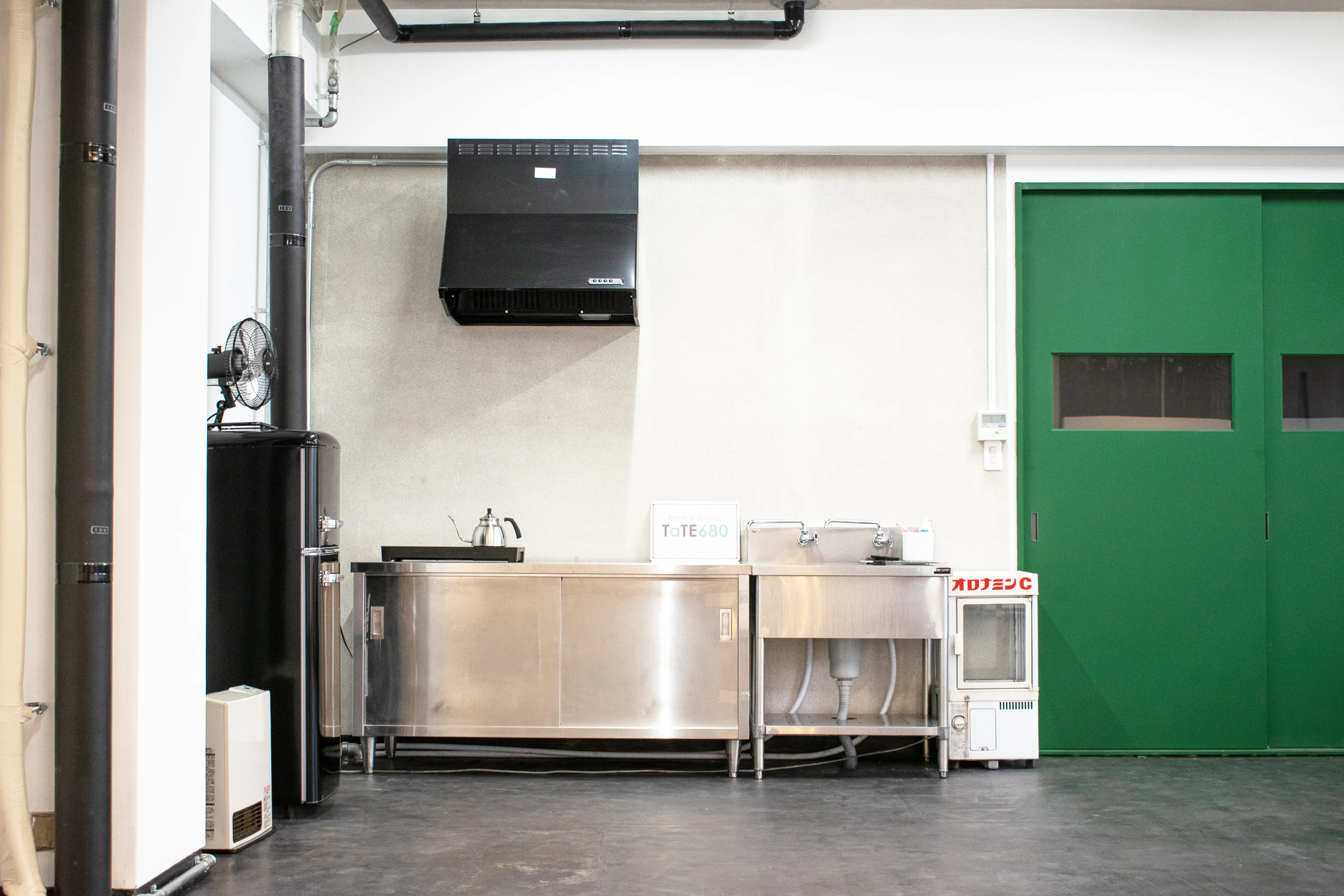 【鞍馬口駅10分】展示会やポップアップストアに最適な白を基調とした使い勝手の良いレンタルスペース