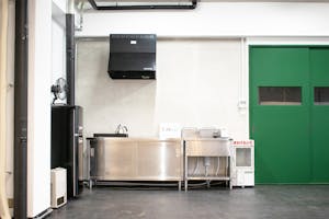 【鞍馬口駅10分】展示会やポップアップストアに最適な白を基調とした使い勝手の良いレンタルスペース