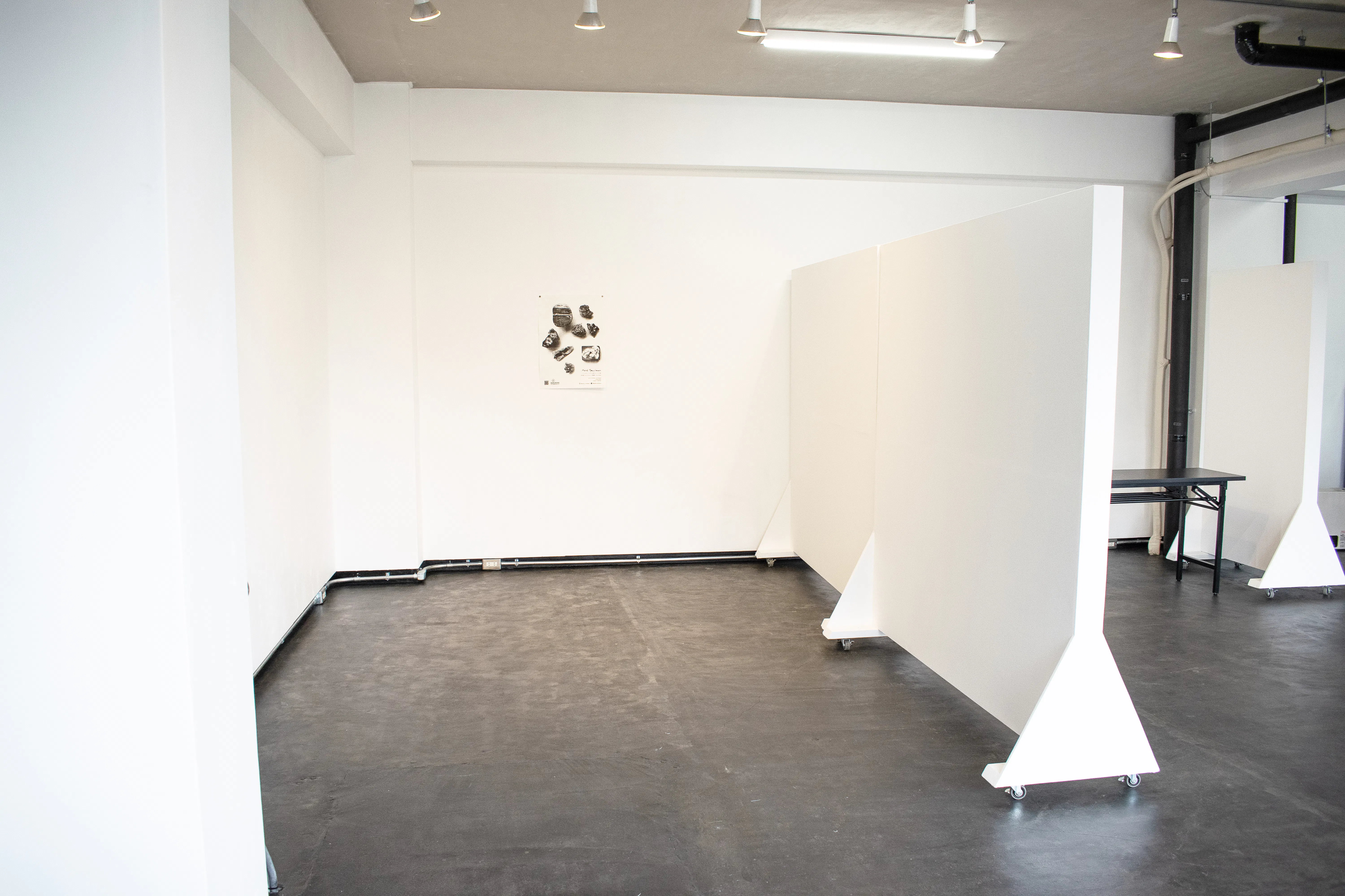 【鞍馬口駅10分】展示会やポップアップストアに最適な白を基調とした使い勝手の良いレンタルスペース