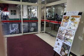 【オリンピック川崎鹿島田店】1F右側出入口風除室スペース