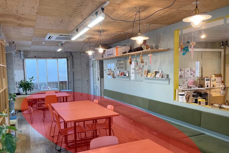 ワークスペースは三方が窓に囲まれ、自然光が入ります。