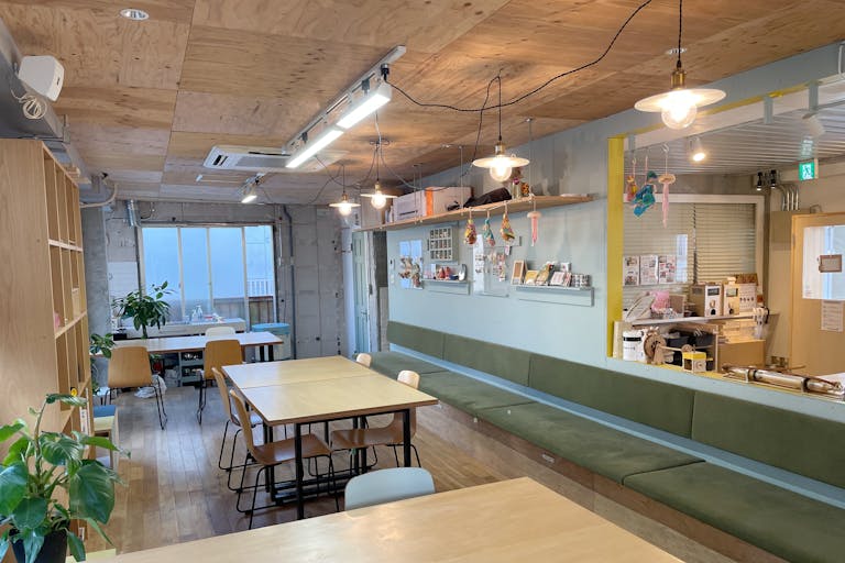 ワークスペース東側から撮影。壁面開口部から隣接スペース、入口ドアを臨む