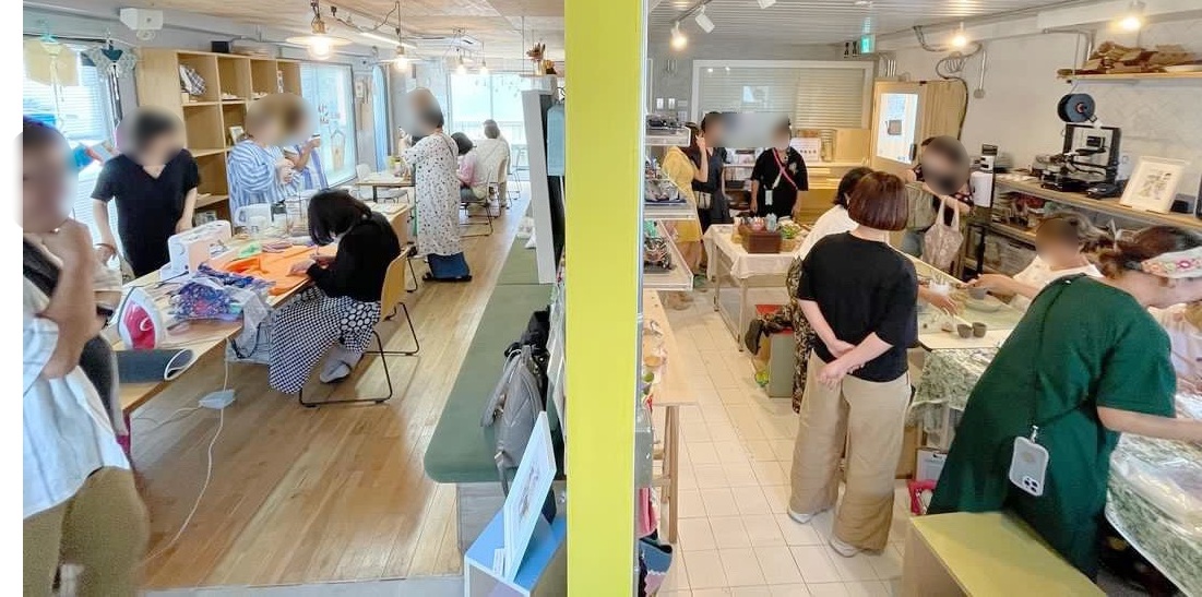 写真左がワークスペース、右がFABスペースです。入口ドアはFABスペース側にあります