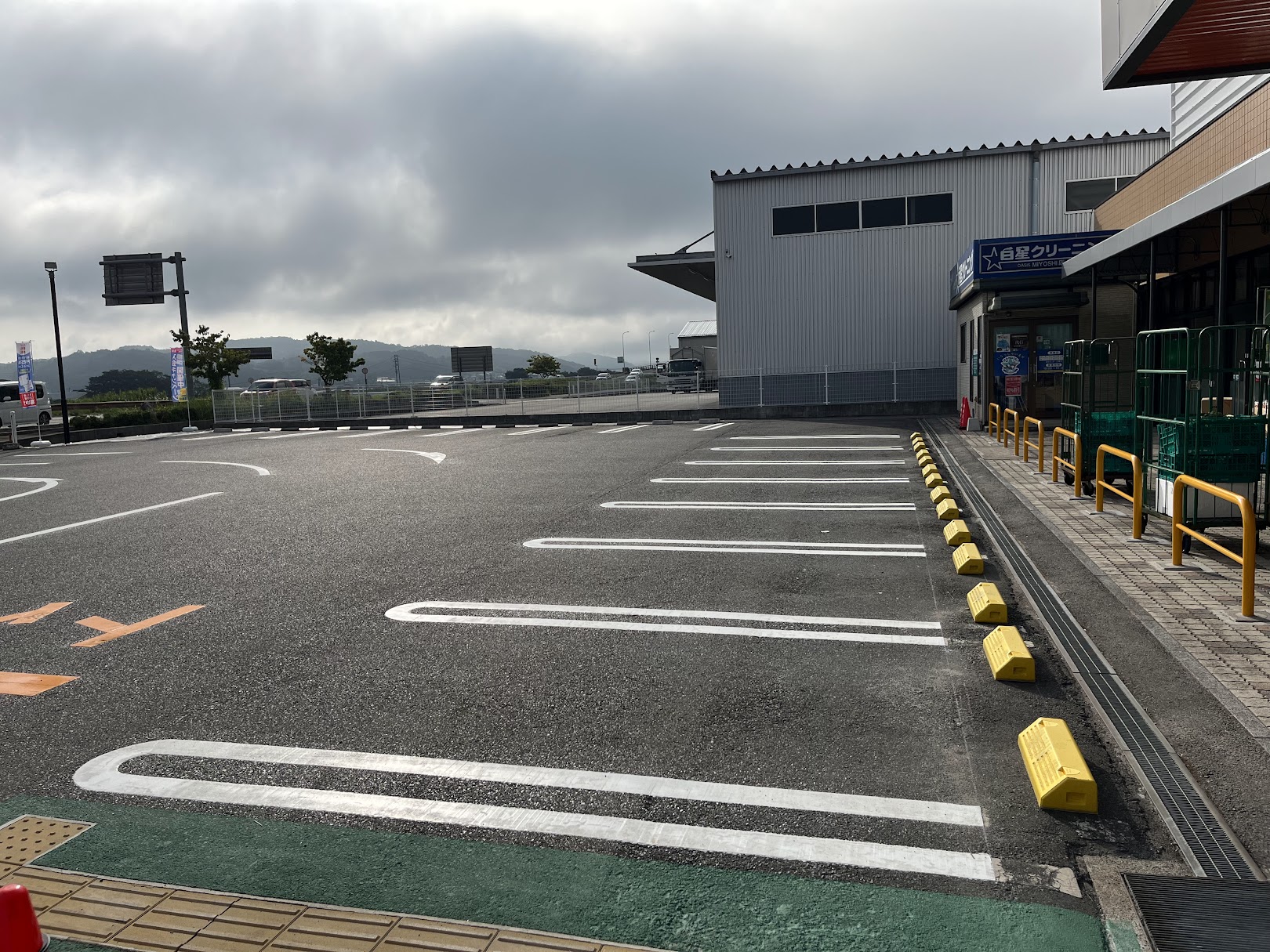 【三次オアシス店】キッチンカーに利用可能な駐車場スペース