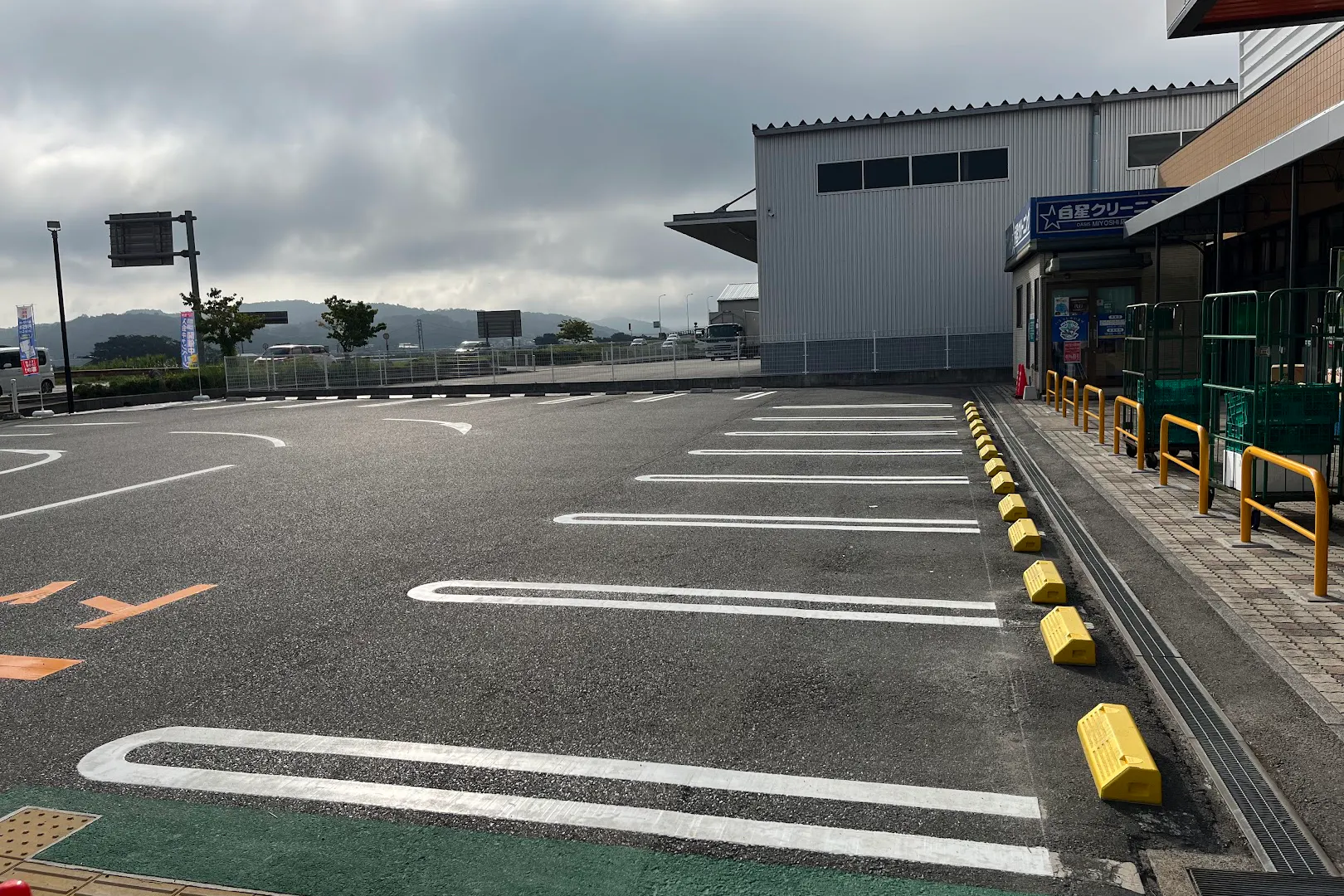 【三次オアシス店】キッチンカーに利用可能な駐車場スペース