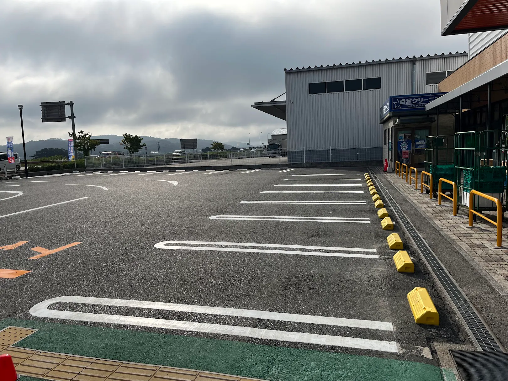 【三次オアシス店】キッチンカーに利用可能な駐車場スペース