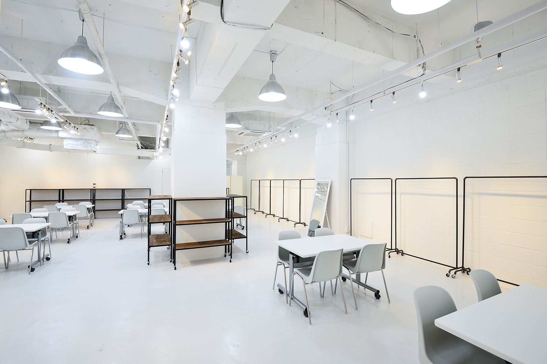 白を基調としたスタイリッシュな空間です。（その3）