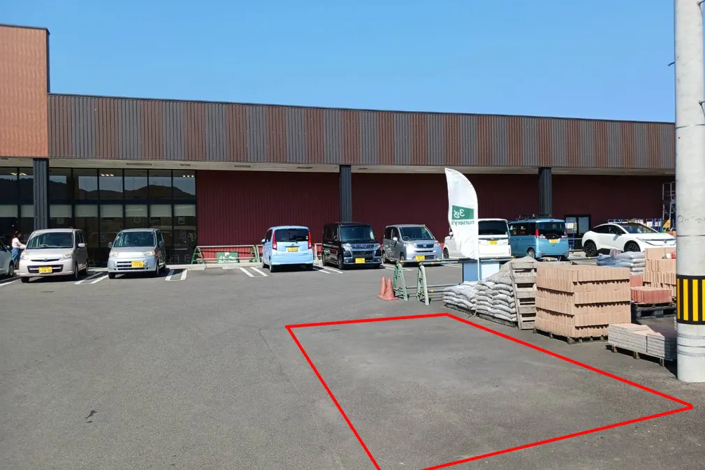 【スーパーセンターニシムタ人吉店】キッチンカーに最適なガーデン館横の駐車場スペース
