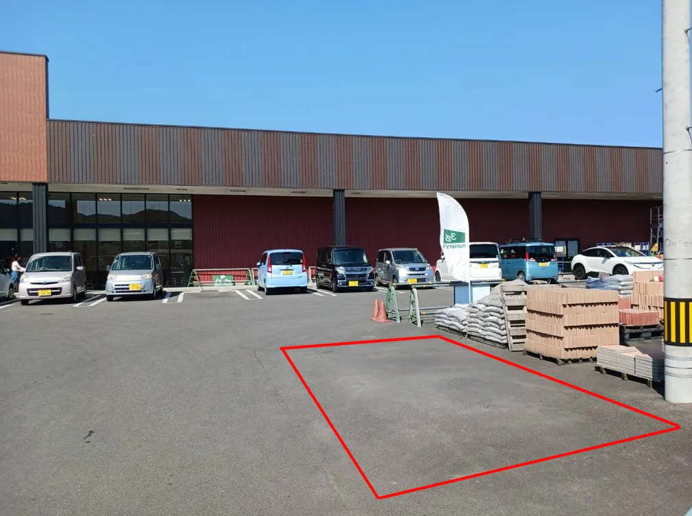 【スーパーセンターニシムタ人吉店】キッチンカーに最適なガーデン館横の駐車場スペース