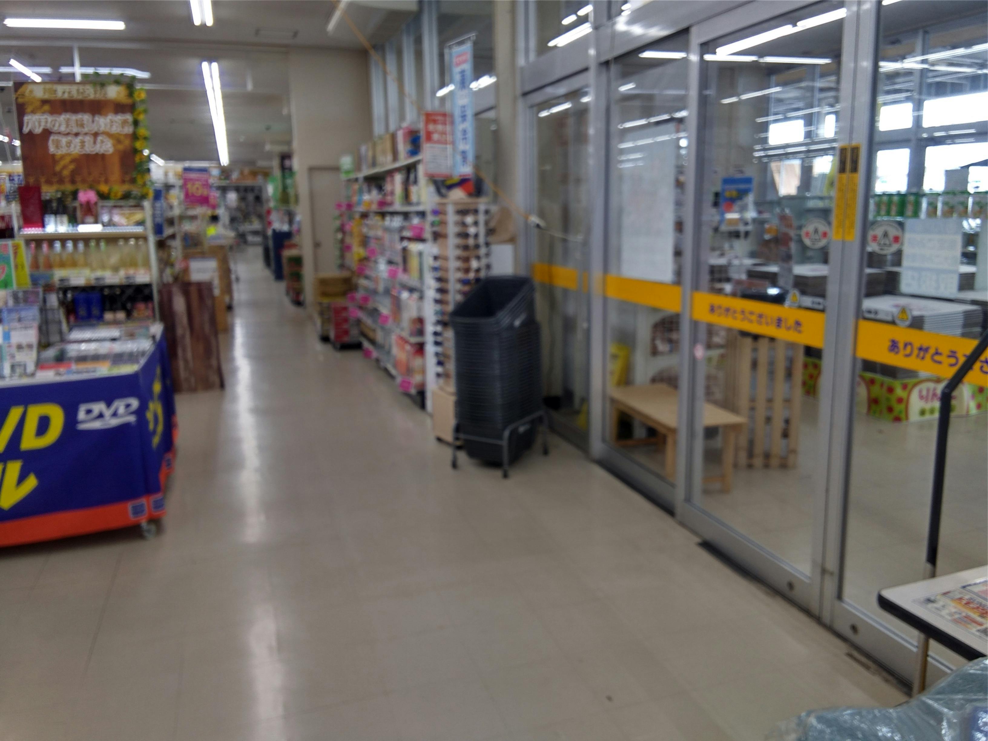 【サンデー八戸長苗代店】風除室　食物販やプロモーション等の出店に最適なホームセンター店内のイベントスペースの画像