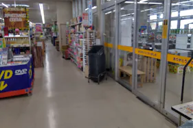 【サンデー八戸長苗代店】風除室 食物販やプロモーション等の出店に最適なホームセンター店内のイベントスペース