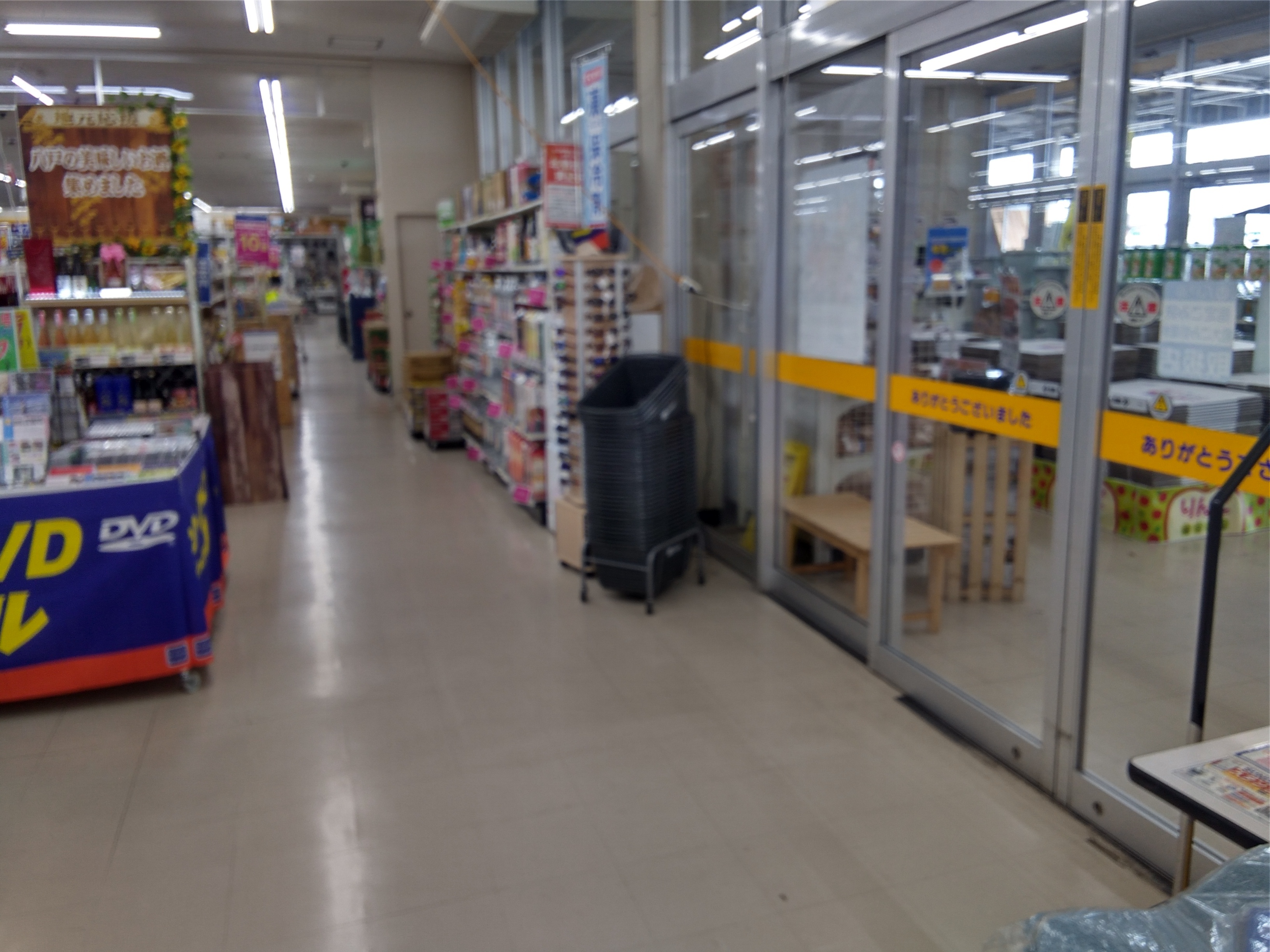 【サンデー八戸長苗代店】風除室　食物販やプロモーション等の出店に最適なホームセンター店内のイベントスペース