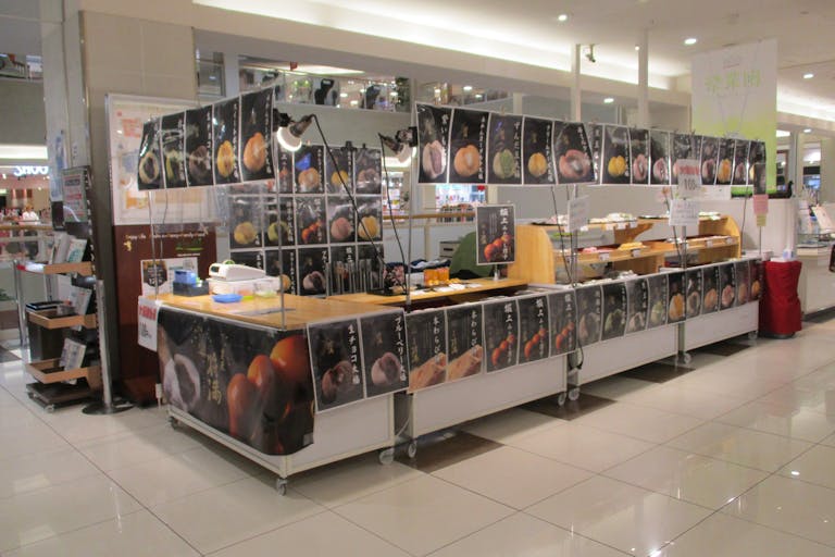 【エルミこうのすショッピングセンター/鴻巣駅直結】プロモーションや食物販に最適な駅直結ショッピングモール2階にあるエスカレーター横のイベントスペースの画像2