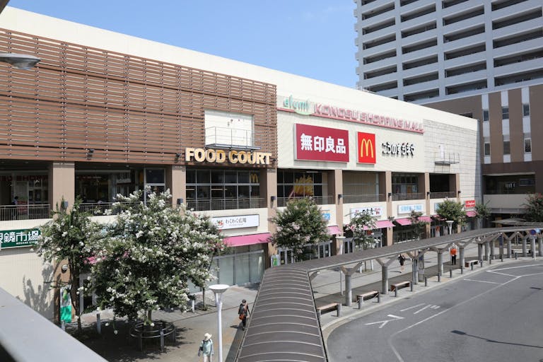 【エルミこうのすショッピングセンター/鴻巣駅直結】プロモーションや食物販に最適な駅直結ショッピングモール2階にあるエスカレーター横のイベントスペースの画像3