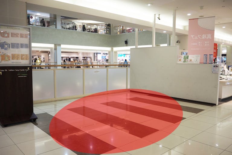 【エルミこうのすショッピングセンター/鴻巣駅直結】プロモーションや食物販に最適な駅直結ショッピングモール2階にあるエスカレーター横のイベントスペースの画像1