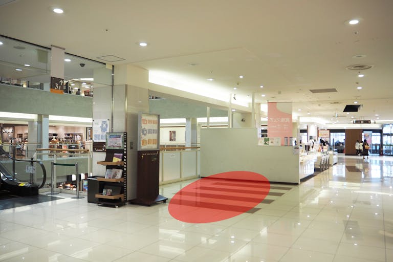 【エルミこうのすショッピングセンター/鴻巣駅直結】プロモーションや食物販に最適な駅直結ショッピングモール2階にあるエスカレーター横のイベントスペースの画像6