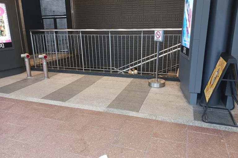 【河原町オーパ】河原町オーパ イベントスペース 外階段前の画像3