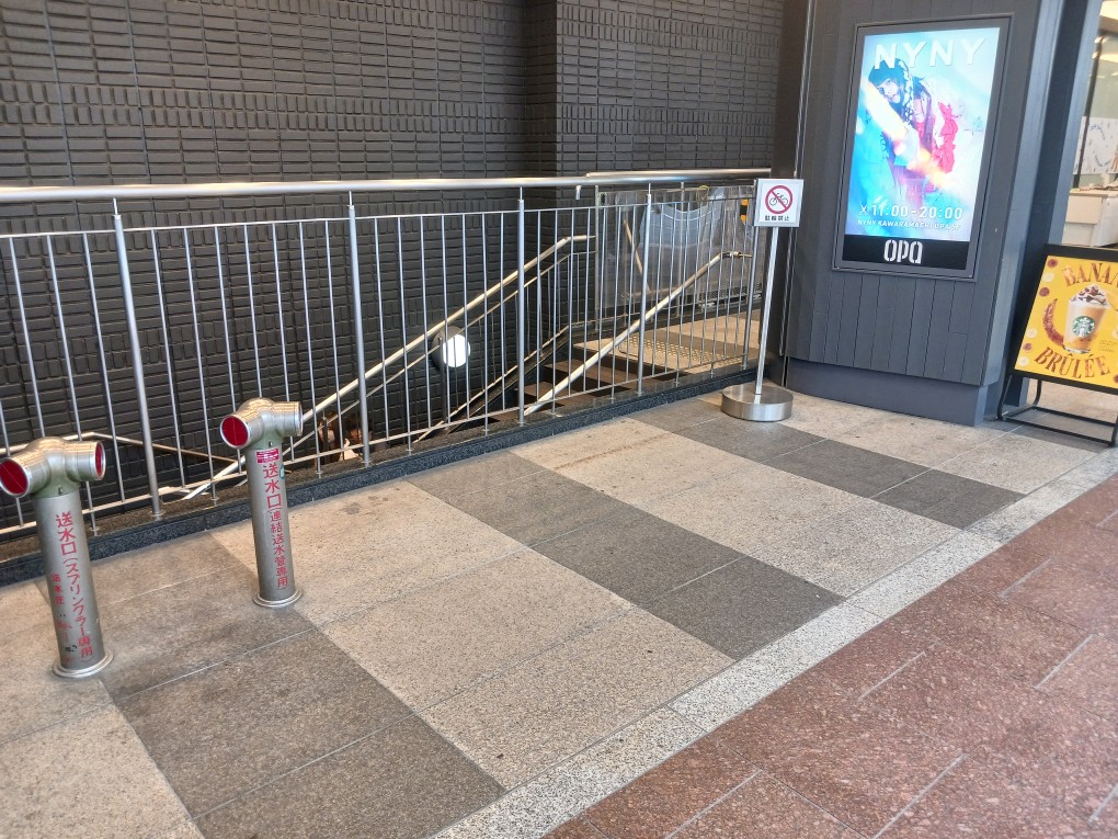 【河原町オーパ】河原町オーパ　イベントスペース　外階段前