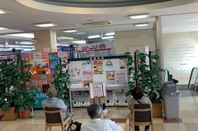 【いなげや花小金井駅前店】各種プロモーションイベントに最適なスーパーマーケットの店内2階休憩スペース