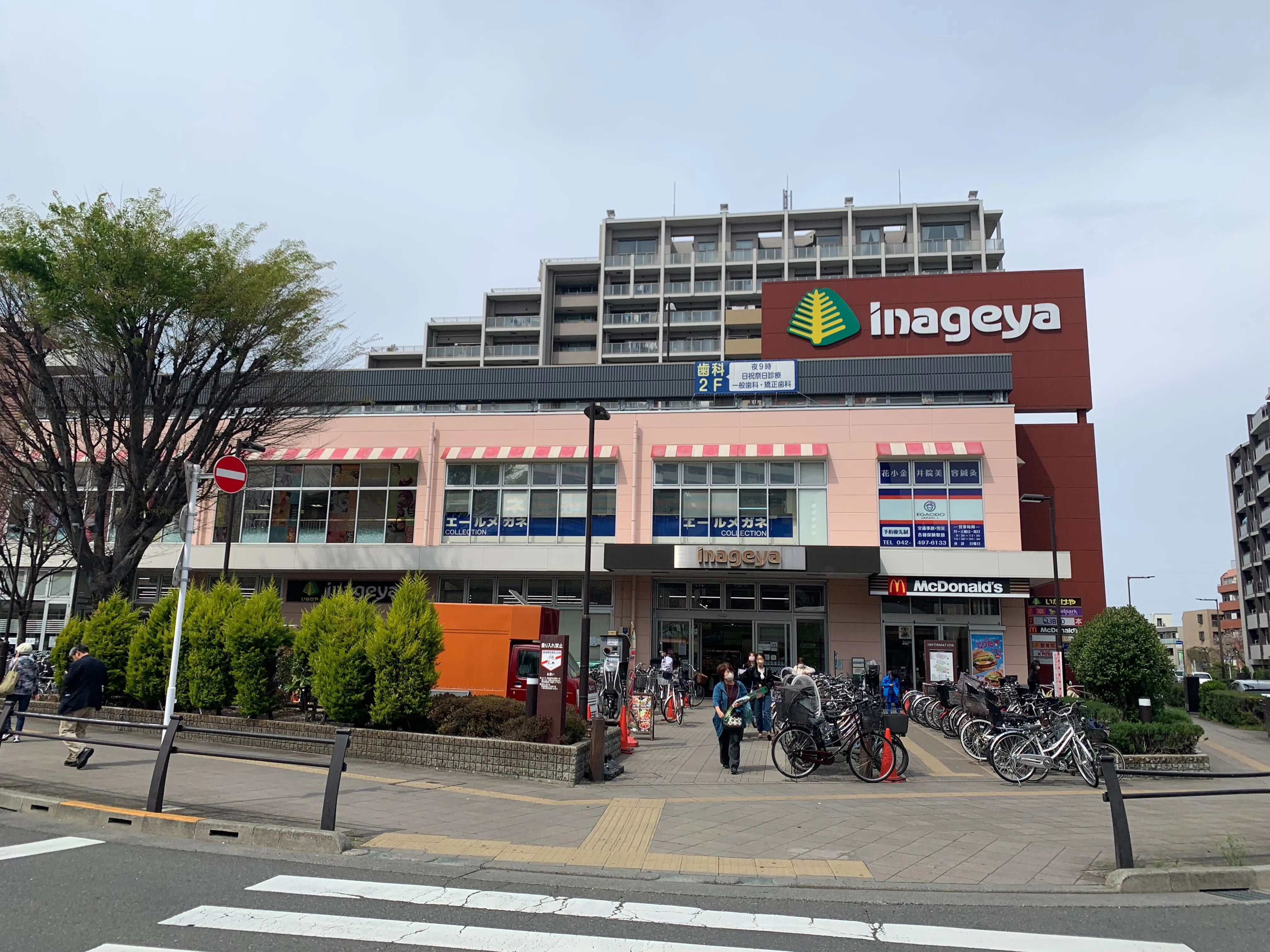 【いなげや花小金井駅前店】各種プロモーションイベントに最適なスーパーマーケットの店内2階休憩スペース