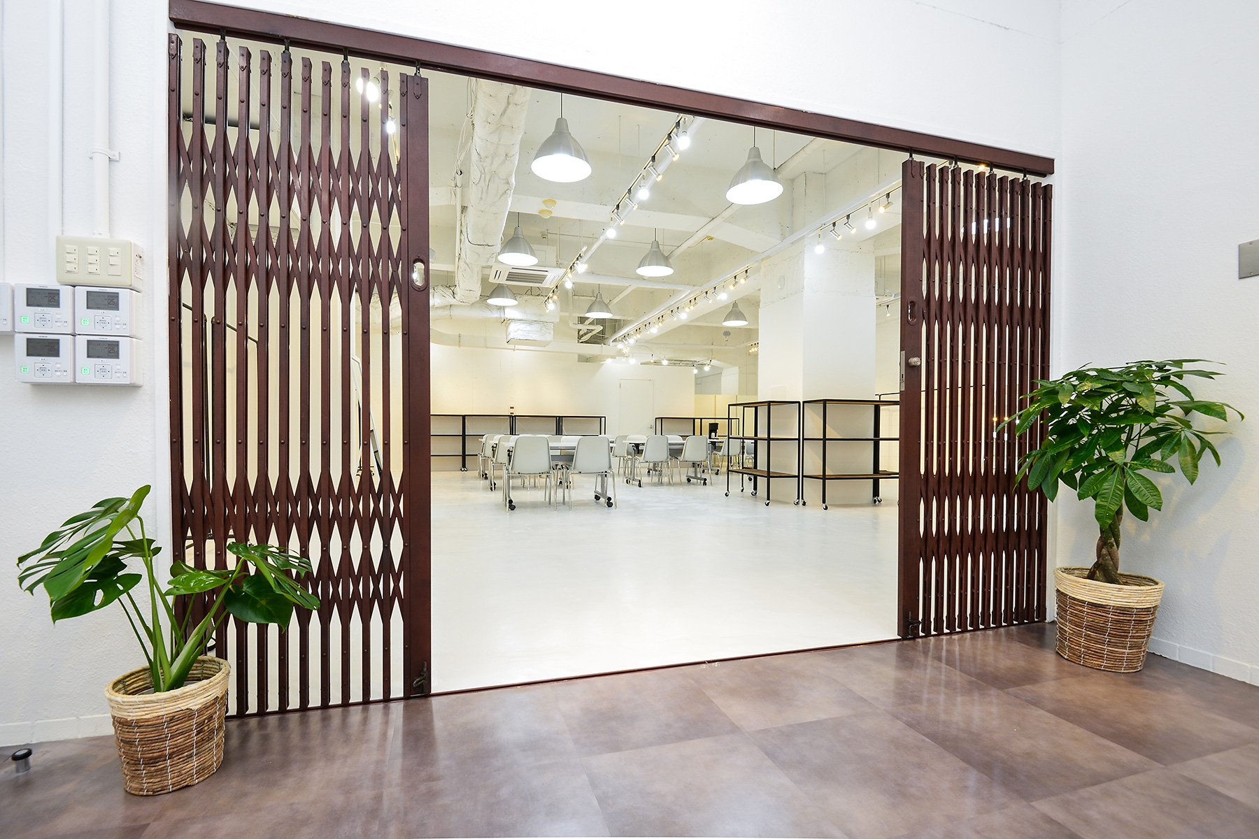 建物は、通りから一目でわかる特徴的な建築です。（その1）