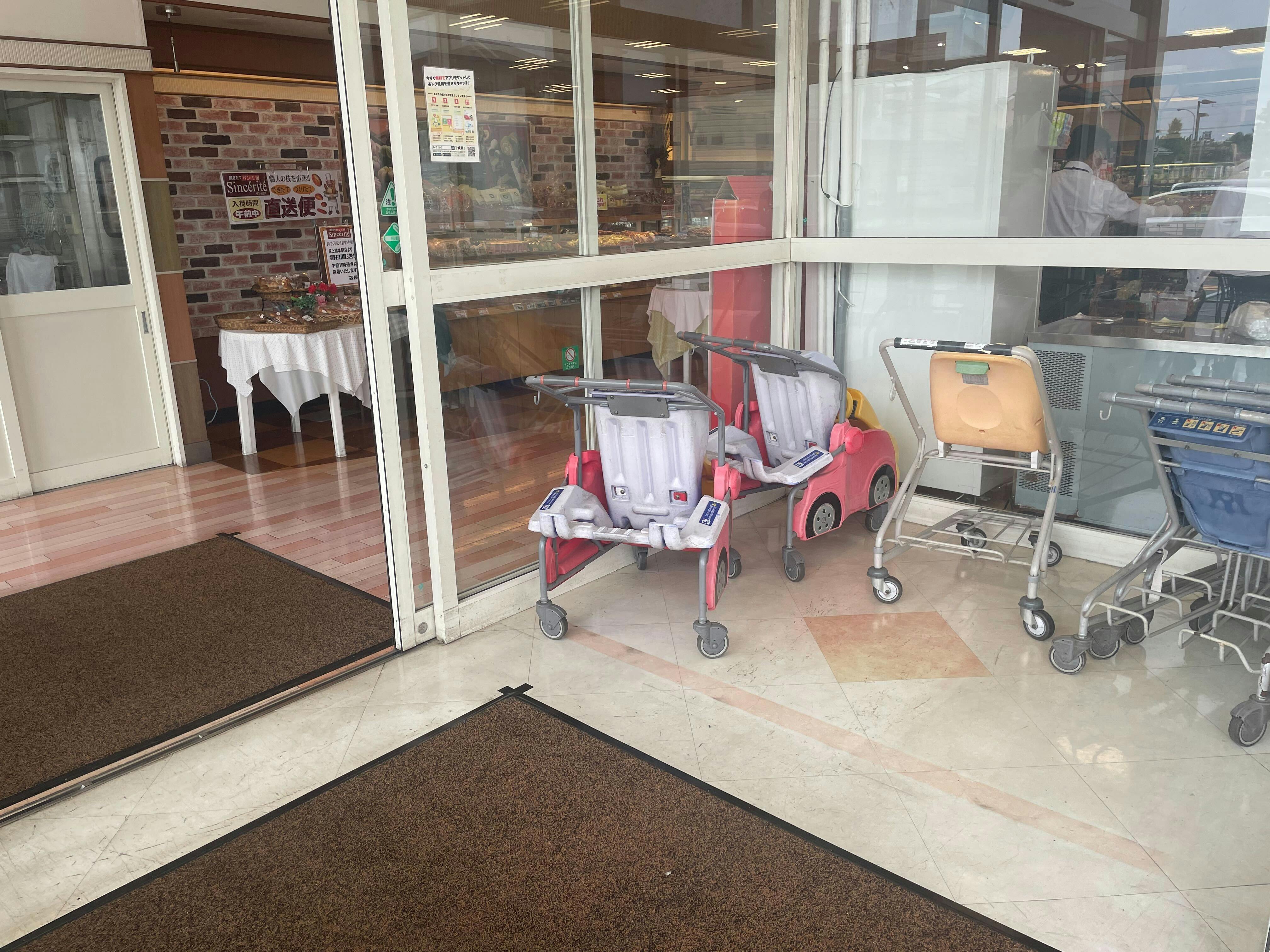 【イワサキACE川尻店】プロモーションに最適な視認性の高い風除室ペースの画像