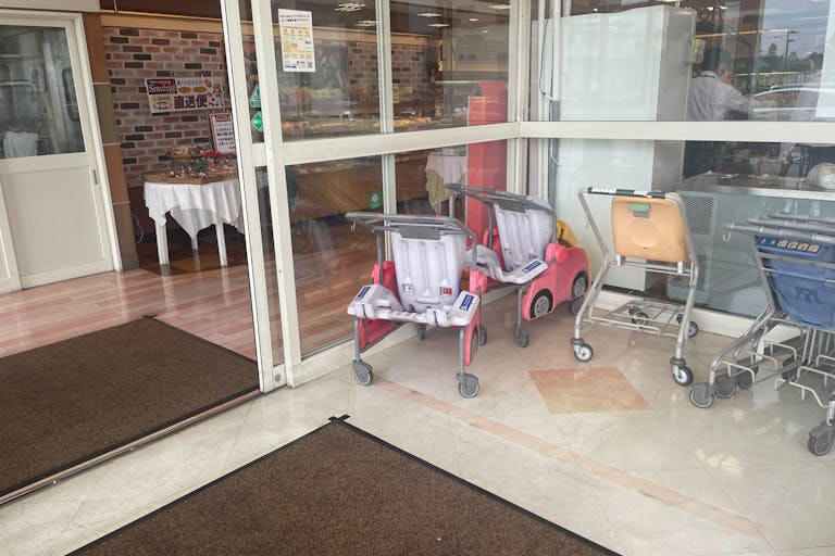 【イワサキACE川尻店】プロモーションに最適な視認性の高い風除室ペースの画像1