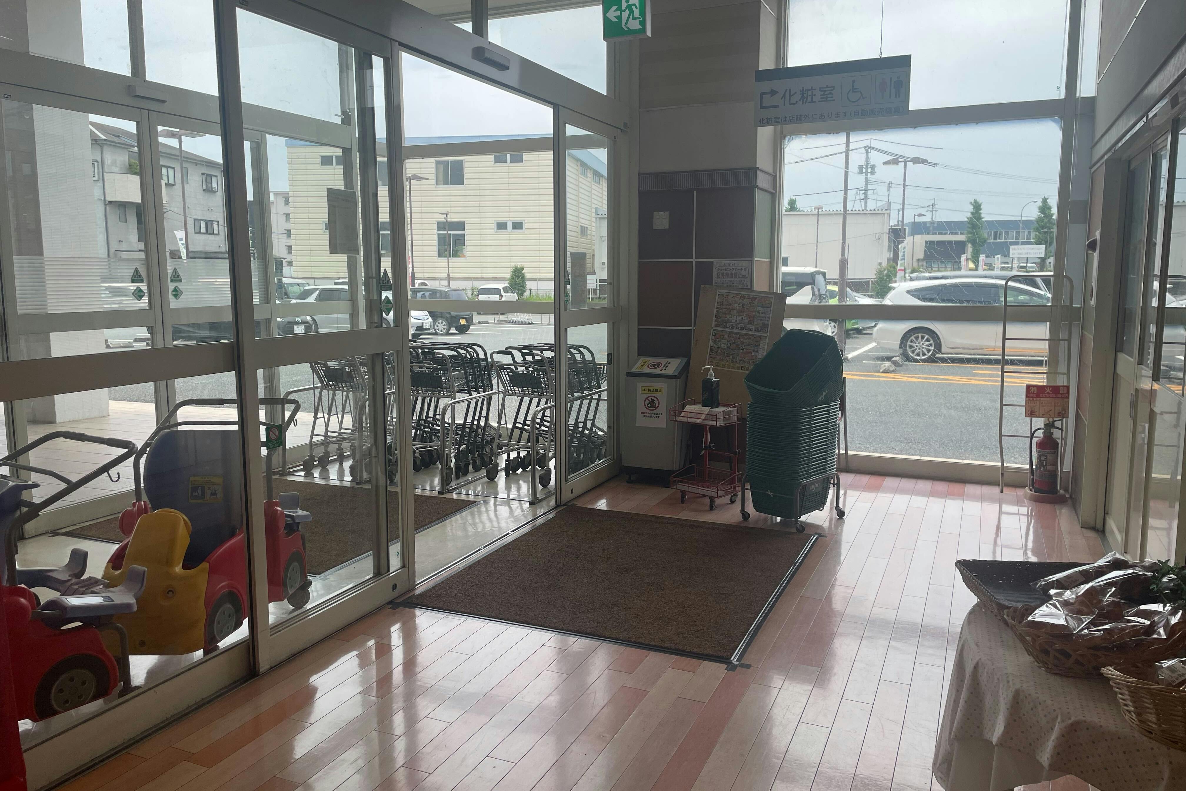 【イワサキACE川尻店】プロモーションに最適な視認性の高い風除室ペース